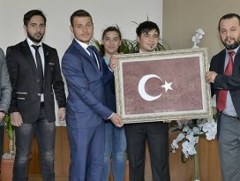 KMÜ öğrencileri Türk bayrağına hayat verdi