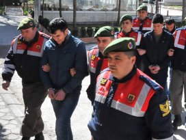 Tren yolu cinayetinin zanlıları adliyeye çıkarıldı