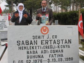 Şehit oğlunun boş mezarını ziyaret ediyor