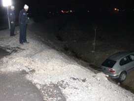 Konyada otomobil şarampole devrildi