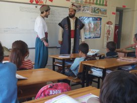 Çocuklar için sanatı köylere götüren tiyatro