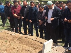 Oğlu tarafından öldürülen adam toprağa verildi