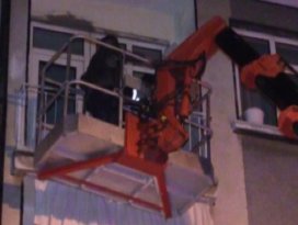 Derin uykuya dalan aileyi itfaiye uyandırdı