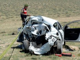 Kamyon otomobile arkadan çarptı: 1 ölü