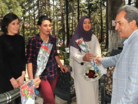Başkan Akkaya’dan annelere çiçek