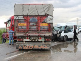 Kontrolden çıkan tır minibüse çarptı: 11 yaralı