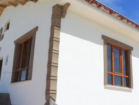 Konyada evi yanan aileye yardım