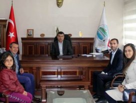 Topladıkarı atık kağıtlarla engelliye tekerlekli sandalye aldılar