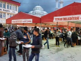 Yunak Belediyesi iftar çadırı vatandaşları ağırlıyor