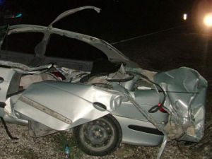 Kamyon otomobili ezdi;1 ölü