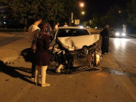 Konyada otomobille minibüs çarpıştı