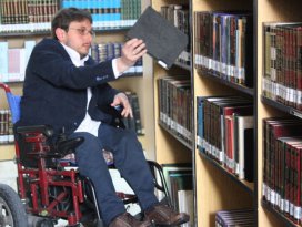 Engelli genç okuma azmiyle örnek oluyor