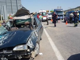 Konyada otomobil bariyerlere çarptı!