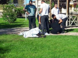 Çocuğuyla gittiği parkta bıçaklanarak öldürüldü