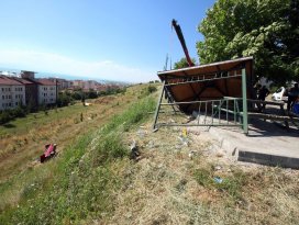 Otomobil 25 metrelik uçuruma yuvarlandı!
