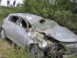 Hurdaya dönen otomobilden yaralı kurtuldu