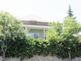İçeriden çocuk sesleri geliyordu