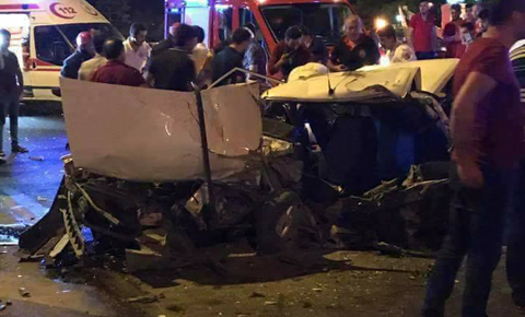 Konyada otomobil kağıt gibi ezildi!