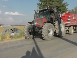 Otomobil traktörle çarpıştı: 1 yaralı