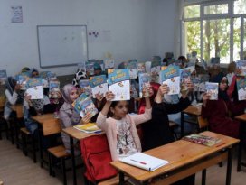 Büyükşehirden Suriyeli öğrencilere üç bin kitap