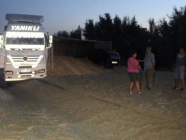 Otomobil devrilen tırın dorsesine girdi