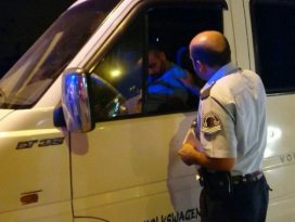 Sızan sürücüyü polis güçlükle uyandırdı