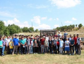 Kampa katılan öğrenciler tarihi mekanları gezdi