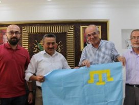 Başkan Tutal’a Kırım bayrağı hediye edildi