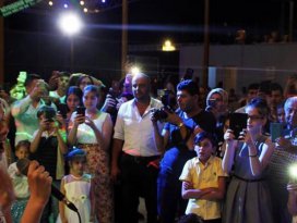 Aleyna Tilki Konya’da amcasının düğününde şarkı söyledi