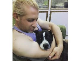 - Bahçedeki köpeği önce sevdi, sonra çaldı
