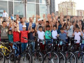 Camiye giden bin 800 çocuğa bisiklet