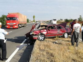 Konya’da refüje çarpan otomobil takla attı