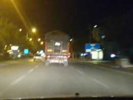 Tır sürücüsü trafiğe tehlikeye düşürdü