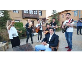 Sanatçıların köyünde ‘güvey okşaması’ canlandırıldı