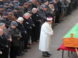 Babasının cenazesinde dua eden imamı bıçakladı