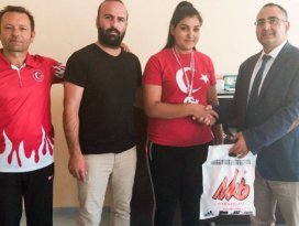 Yunak’ta başarılı haltercilere ödül