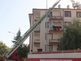 Konyada 5 katlı binanın çatısında yangın
