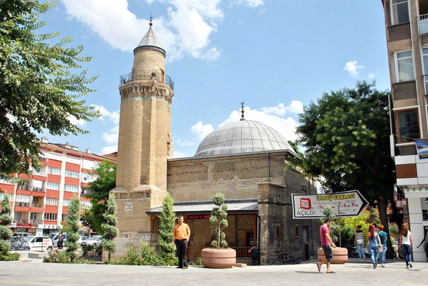 Konyada cami minaresinde gamalı haç!