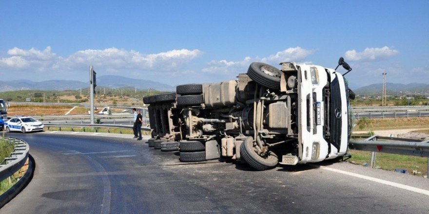 Konya-Antalya yolunda tır devrildi: 1 yaralı