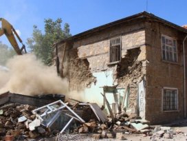 Seydişehir’de metruk binalar yıkılıyor