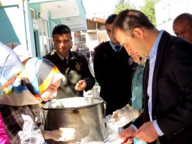 Yalıhüyük Belediyesi aşure dağıttı