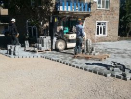Seydişehir’de parke taş döşeme çalışmaları sürüyor