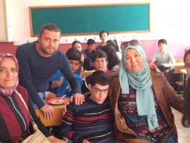Evde eğitim öğrencisine sürpriz doğum günü