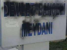 ’Devlet Bahçeli Meydanı’ tabelasını yenilendi