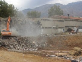 Seydişehir’de eski garajda bulunan dükkanlar yıkılıyor