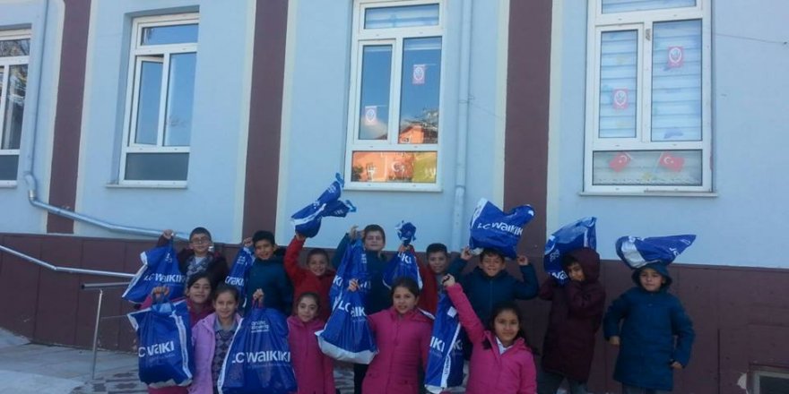 Hüyükte öğrencilere giyim yardımı