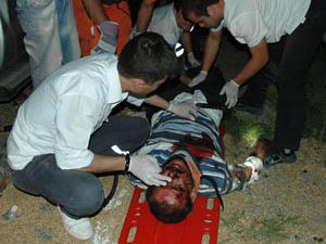 Araçta sıkışan sürücü güçlükle kurtarıldı