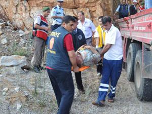 Freni patlayan kamyon duramadı 2 yaralı