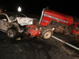 Otomobil traktöre arkadan çarptı: 2 yaralı