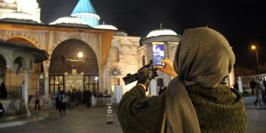 Kandilde vatandaşlar Mevlana’nın türbesine akın etti